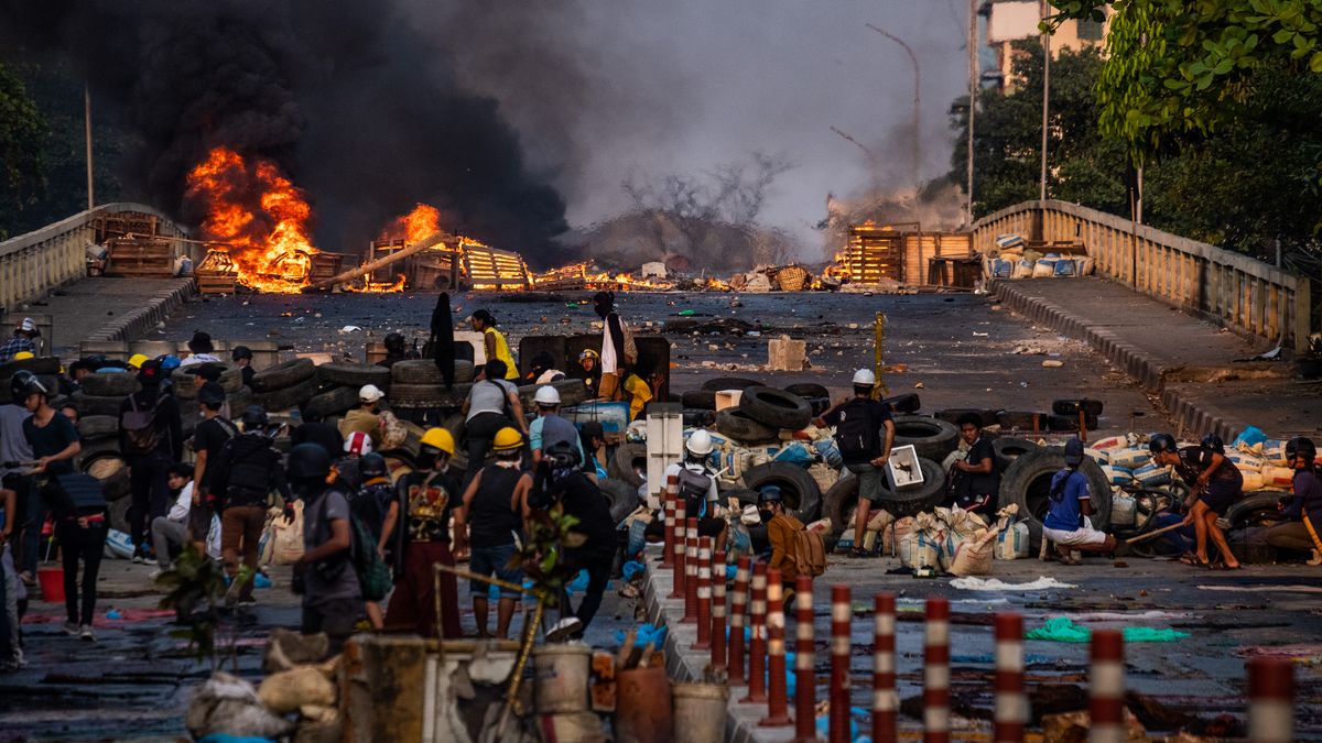 Továrny v plamenech. V Barmě sílí protičínské nálady, Peking mlčí